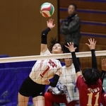 女子決勝・須磨ノ浦－親和　第１セット、スパイクを決める須磨ノ浦の児島（１）＝撮影・小林良多