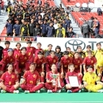 神戸弘陵-日ノ本　３冠を達成し、笑顔で記念写真に納まる神戸弘陵の選手たち＝神戸市須磨区、ユニバー記念競技場