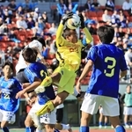 滝川第二-ＡＩＥ国際　前半、好セーブをみせるＡＩＥ国際のＧＫ釜田（２３）＝撮影・長嶺麻子