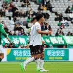 東京Ｖ－神戸　前半７分、先制ゴールを決め、吠える神戸の山川（中央）