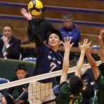 男子決勝　市尼崎－神港学園　第１セット、スパイクを放つ市尼崎の宇原（７）＝撮影・小林良多