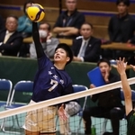 男子決勝　市尼崎－神港学園　第１セット、スパイクを放つ市尼崎の宇原（７）＝撮影・小林良多