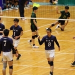 男子決勝　第３セットで得点を重ね、気勢を上げる市尼崎の選手たち（撮影・小林良多）