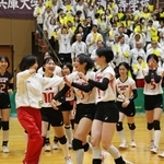 女子で１０年ぶりの優勝を決め、喜ぶ須磨ノ浦の選手たち（撮影・小林良多）