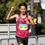 前回大会男子、日本人トップでフィニッシュする横田佳介＝神戸市中央区