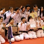 初優勝を決めて後列の３年生らと喜ぶ東洋大姫路の選手たち＝高砂市総合体育館