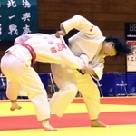 決勝・東洋大姫路-神港橘　投げ技を仕掛ける東洋大姫路の橘（右）＝高砂市総合体育館