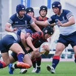 報徳-関学　後半、激しいプレーで報徳の突進を止める関学の選手ら＝ユニバー記念競技場（撮影・三津山朋彦）