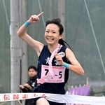 女子１位でフィニッシュする青雲のアンカー梶原宙珠
