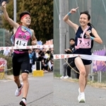 （左）フィニッシュテープを切る男子・山陽のアンカー、ユ・ソンジェ（右）女子１位でフィニッシュする青雲のアンカー梶原宙珠＝１６日、豊岡市日高町（撮影・大田将之）