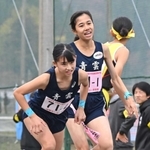 女子・青雲の１区片山紗良（右）からたすきを受ける２区富田結衣（撮影・大田将之）