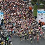 一斉にスタートするランナーたち＝１７日午前９時、神戸市中央区のフラワーロード（撮影・三浦拓也）