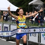 女子のトップでフィニッシュした小川那月＝神戸市中央区のポートアイランド（撮影・風斗雅博）
