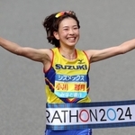 女子優勝のゴールテープを切る小川那月＝１７日午前、神戸市中央区（撮影・辰巳直之）