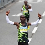 男子優勝のゴールテープを切るバーナバ・キプコエチ（撮影・辰巳直之）