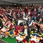 パブリックビューイングの会場で試合前に気合を入れる神戸のサポーターたち＝神戸市兵庫区のイオンモール神戸南（撮影・風斗雅博）