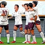 後半、宮代（右から３人目）のゴールを喜ぶ神戸イレブン（撮影・斎藤雅志）