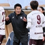 後半、ゴールを決めた宮代（９）を激励する吉田監督（中央）＝撮影・斎藤雅志