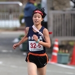女子　６位でフィニッシュした西脇工のアンカー橋本晴菜＝２４日午前、南あわじ市の三原中学校（撮影・小林良多）