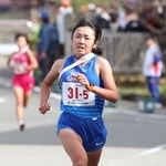 女子　４位でゴールする須磨学園のアンカー西村美羽菜＝２４日午前、南あわじ市の三原中学校（撮影・小林良多）