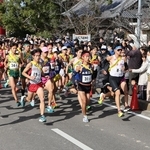 一斉にスタートする各校の選手＝２４日午前、南あわじ市榎列下幡多（撮影・小林良多）
