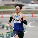 男子２位でゴールする須磨学園のアンカー梅田大陸（撮影・小林良多）