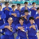 １３年ぶりに近畿駅伝に挑む男子・神吉の選手たち＝加古川市の同校