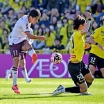 柏-神戸　前半、シュートを放つ神戸の武藤（１１）＝撮影・風斗雅博