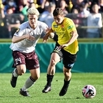 柏-神戸　前半、相手選手と競り合いながらドリブルする神戸の酒井（左）＝風斗雅博