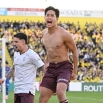 柏-神戸　後半、ＶＡＲで同点ゴールが認められ、喜びを爆発させる神戸の武藤（右）＝撮影・風斗雅博