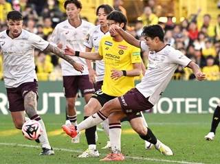 柏-神戸　後半、こぼれ球を押し込み、同点ゴールを決める神戸の武藤（撮影・風斗雅博）