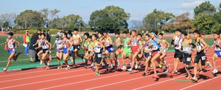 スタートする男子１区の選手たち＝京都府宇治市、山城総合運動公園陸上競技場