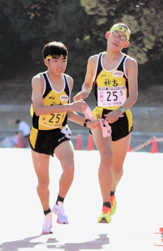 男子・神吉　５区下川知紘からアンカー石塚勇輝へのリレー＝京都府太陽が丘陸上競技場