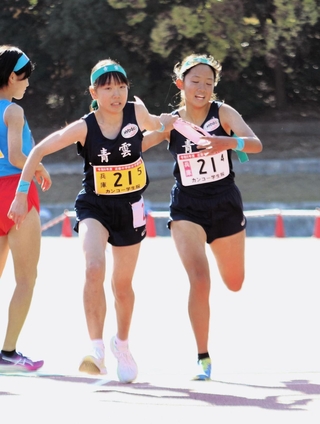 女子・青雲　４区小田島優芽からたすきを受けるアンカー梶原宙珠＝京都府太陽が丘陸上競技場