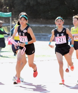 女子・青雲　２区富田結衣から受けたたすきを手に走り出す３区中山志麻