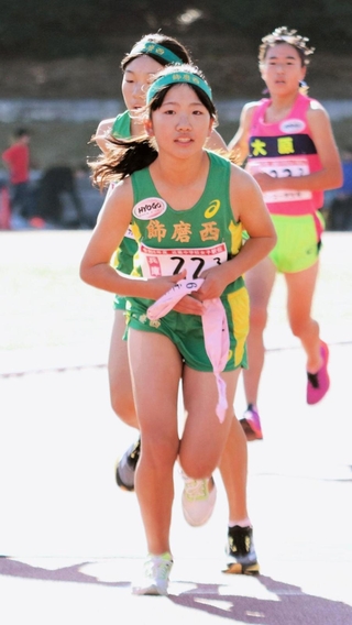 女子・飾磨西　３区を走り出す西川日菜＝京都府太陽が丘陸上競技場