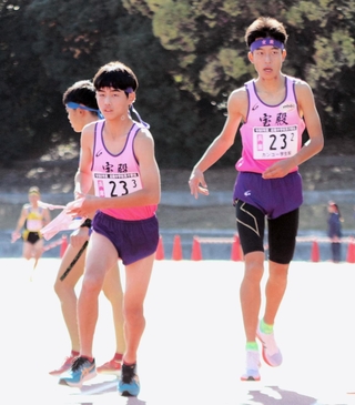 男子・宝殿　２区草賀斗真から３区森元桜介へのリレー＝京都府太陽が丘陸上競技場