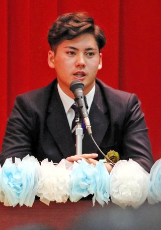 母校の神港橘高で生徒たちを前に講演する金丸夢斗投手＝神戸市兵庫区