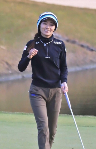 プレーオフを制して優勝を決め、喜ぶ安田祐香