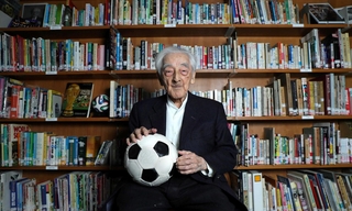 神戸賀川サッカー文庫で取材に応じた賀川浩さん＝２０２０年７月、神戸市中央区、神戸市立中央図書館