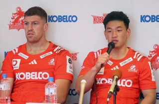 開幕に向けて意気込みを語る神戸の李承信（右）とブロディ・レタリック＝神戸市東灘区御影浜町