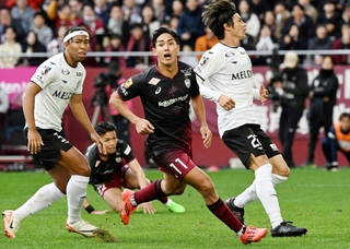 神戸-湘南　前半、追加点を決め、スタンドへ駆け出す神戸の武藤（右から２人目）＝撮影・風斗雅博