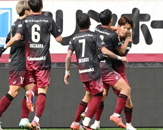 神戸-湘南　前半、先制点を決めた神戸の宮代（右）＝撮影・大田将之