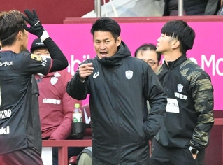 選手に指示を送る神戸の吉田孝行監督＝８日午後、神戸市兵庫区のノエビアスタジアム神戸（撮影・風斗雅博）