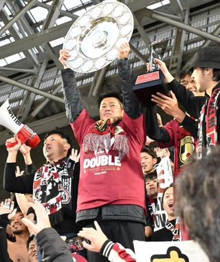 サポーターと歓喜する神戸の吉田孝行監督＝８日午後、神戸市兵庫区御崎町１、ノエビアスタジアム神戸（撮影・大田将之）