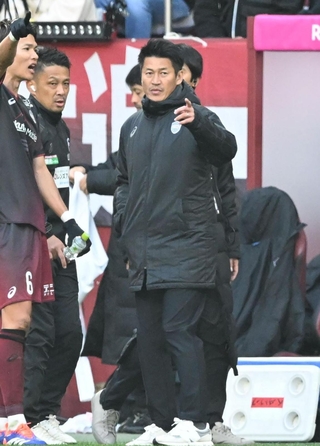 選手に指示を送る神戸の吉田孝行監督＝８日午後、神戸市兵庫区のノエビアスタジアム神戸（撮影・風斗雅博）