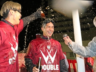 武藤（右）にビールをかける大迫＝８日夜、神戸市中央区（撮影・笠原次郎）