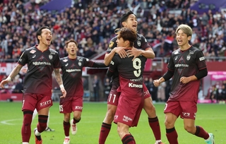 神戸ー湘南　前半２６分、先制点を決めた神戸の宮代（９）を武藤ら仲間が祝福する＝ノエビアスタジアム神戸（撮影・笠原次郎）