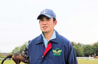 パリ五輪総合馬術団体で銅メダルを獲得して帰国し、喜びを語った北島隆三（神戸市垂水区出身）＝三木市、三木ホースランドパーク