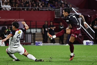 天皇杯全日本選手権準々決勝の鹿島戦でミドルシュートを決めた神戸の井手口＝９月２５日、ノエビアスタジアム神戸